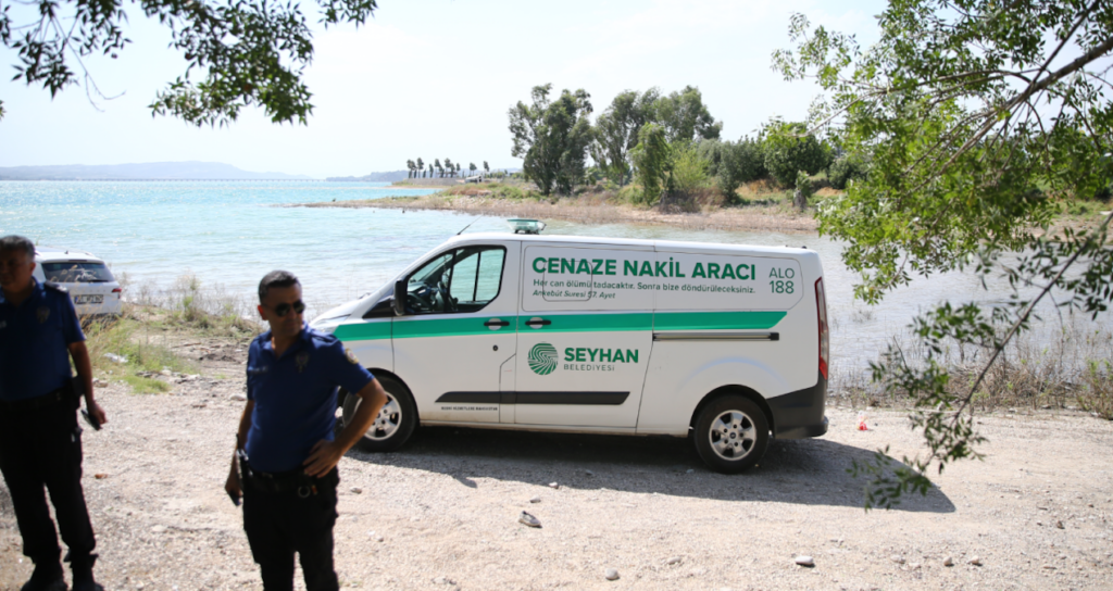 Adana’da suya düşen kızının terliğini almak için baraj gölüne giren kişi boğuldu