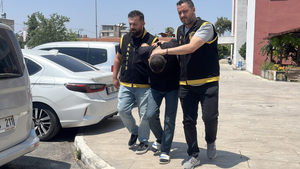 Adana’da evden yüklü miktarda altın ve para çaldılar: 2 zanlı tutuklandı
