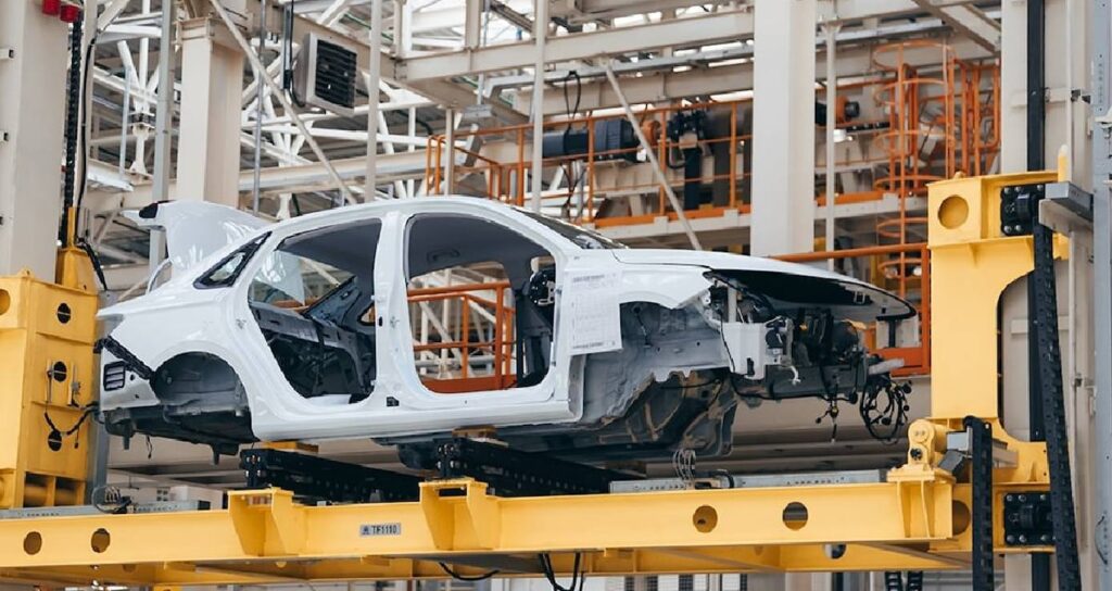Otomotiv devinden beklenmedik karar: Rotasını değiştiriyor