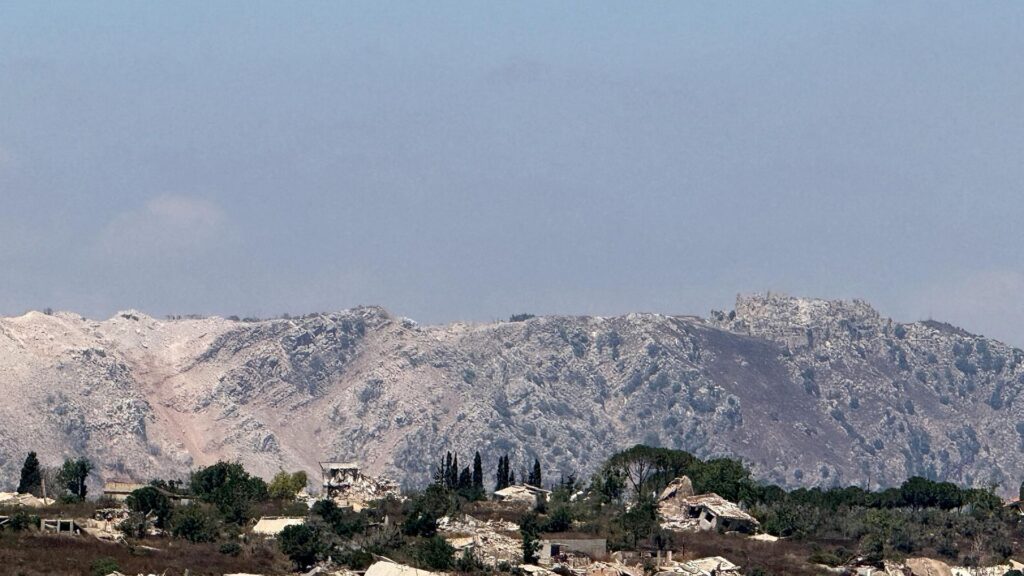 İsrail ordusu Lübnan’ın güneyinde evleri yıktı, bazılarını ateşe verdi