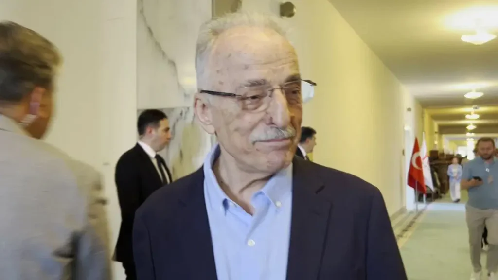 Murat Karayalçın, Meclis’te Özgür Özel’i ziyaret etti: ‘Merhaba demek için geldim’