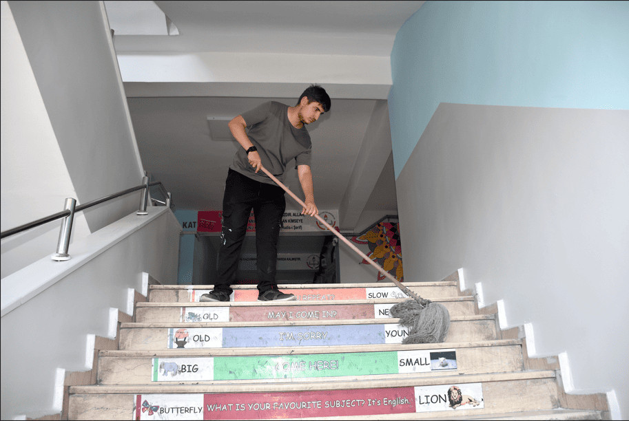 Öğretmenler ve veliler yaz tatilinde okulu yeniledi